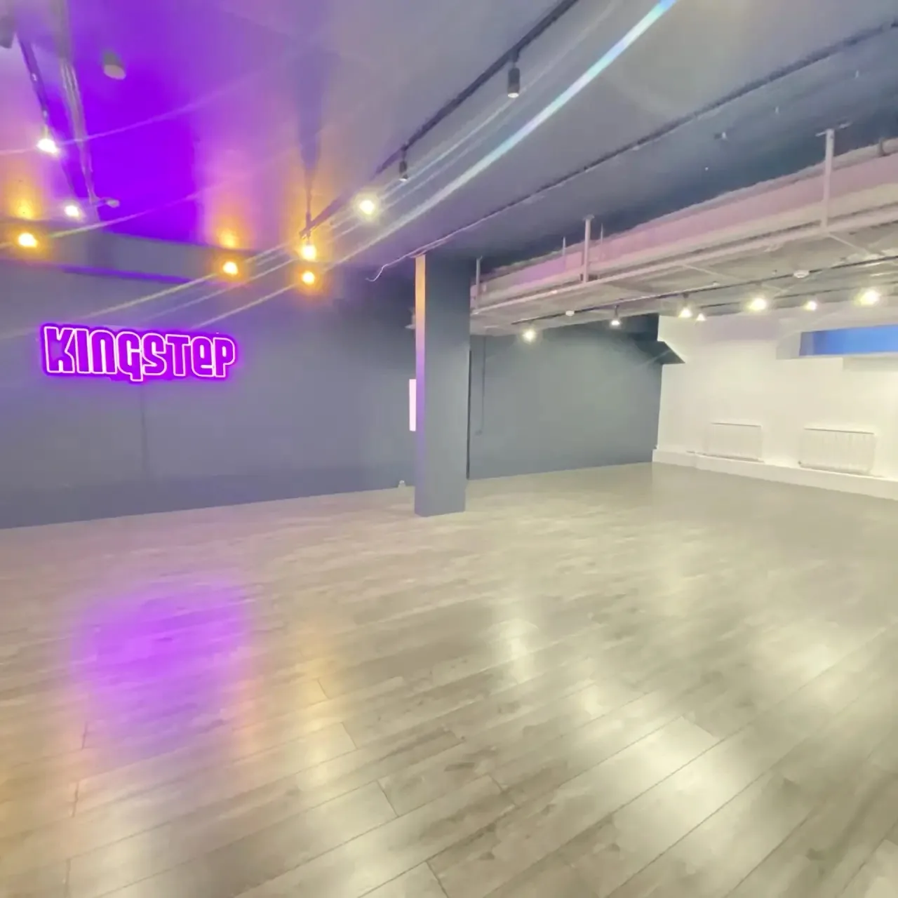 Зал KingStep с фирменной подсветкой